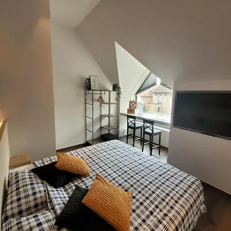 아파트 Cosy In With Terrace 쥬이엔컬크